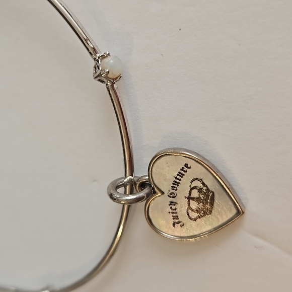 JUICY COUTURE MOTHER OF PEARL Heart & Faux Pearl Silvertone Bracelet. - Picture 2 of 5